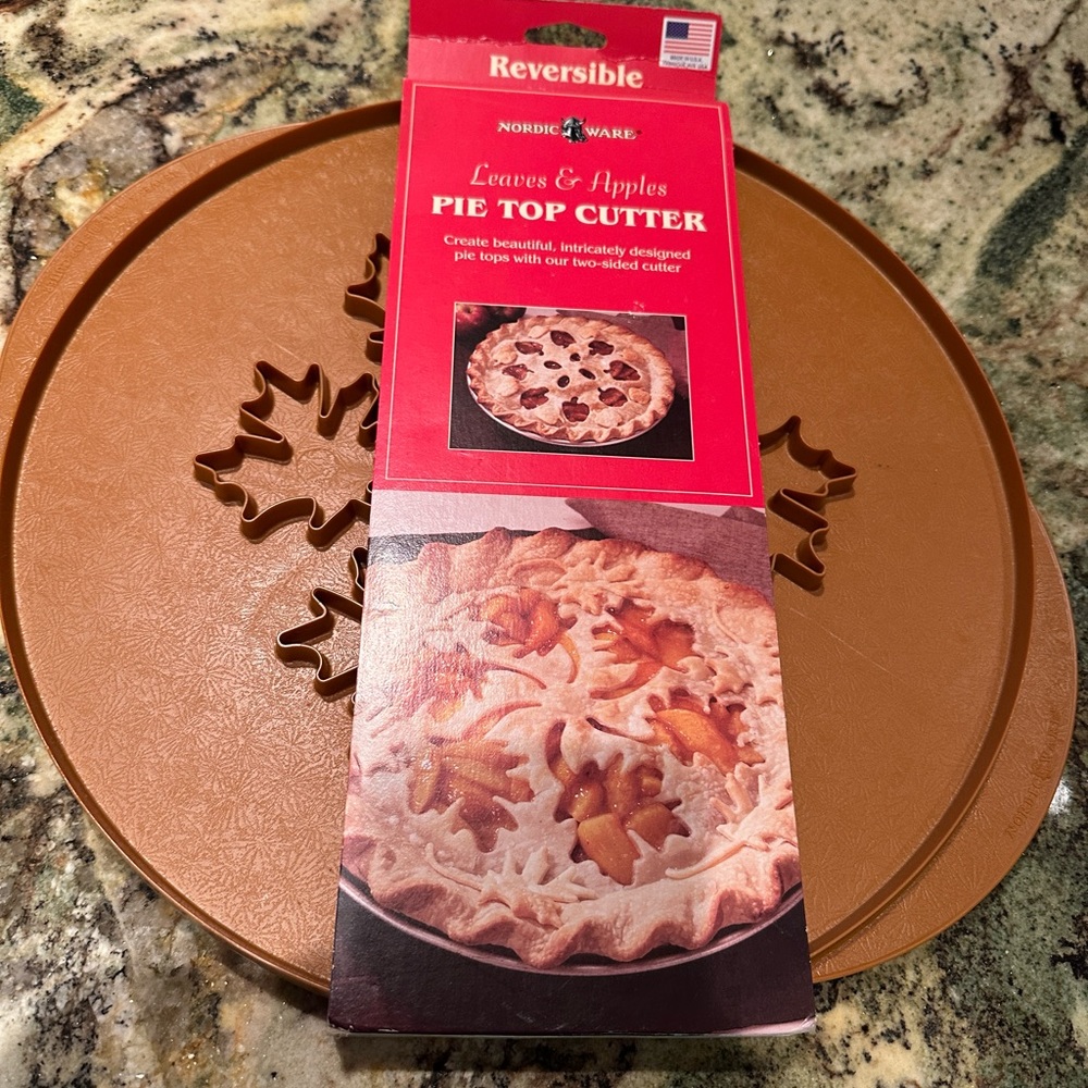 NEW Nordic Ware Pie Top Cutter Leaves and Apples‎ Reversible Fall Autumn